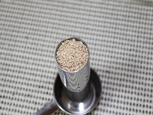 搾油機のシリンダーの中にあるゴマ