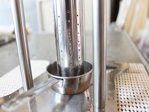 搾油機 油しぼり機SHiBOROからゴマ油が流れ出る